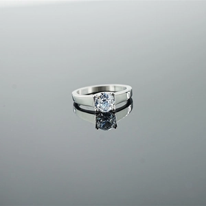 Bague classique en moissanite avec serti à quatre griffes sur anneau en métal argenté