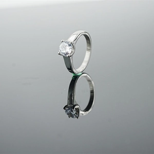 Bague classique en moissanite argentée avec diamant rond brillant et monture à quatre griffes