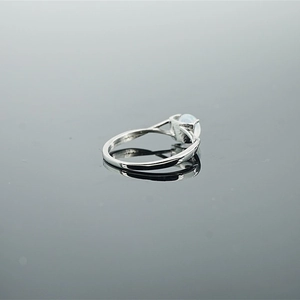 Bague rétro en argent avec opale blanche ronde et anneau fendu au design minimaliste