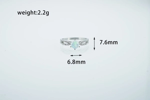 Makroaufnahme eines verstellbaren silbernen Opalrings mit Maßen von 7,6 mm x 6,8 mm