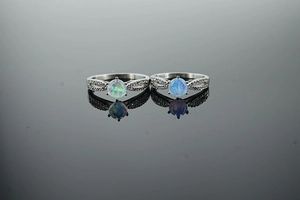 Detailaufnahme der S925 Silberringe mit blauem und weißem Opal und Unendlichkeitssymbol