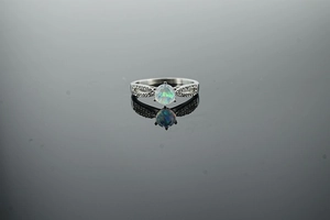 Detailansicht eines silbernen Vintage-Rings mit rundem blauen Opal und Pavé-Kristallen
