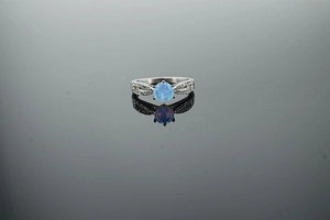Makroaufnahme des Silberrings mit meeresblauem Opal und Infinity-Pavé-Design