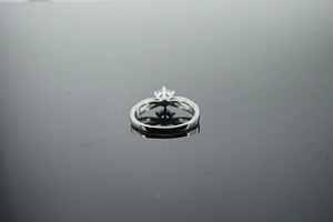Detaillierte Nahaufnahme von Ozeanblauem Opal-Ring mit silbernem Band und Akzentsteinen