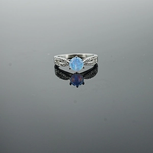 Eleganter silberner Opal-Ring mit ozeanblauen Steinen und Zirkonia-Pavé-Akzenten