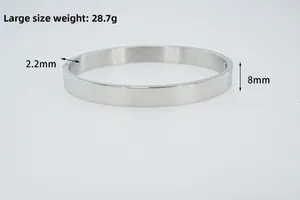 Vue détaillée du bracelet en métal argenté montrant la largeur 8mm et le poids 28,7g