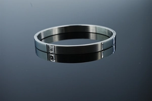 Détail du bracelet jonc en acier inoxydable argenté avec un zircon de coupe carrée