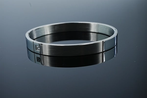 Vue macro détaillée du bracelet en métal argenté brossé avec pierre de zircon carrée