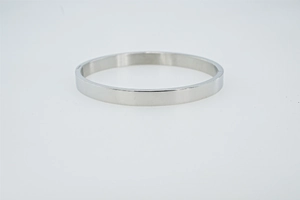 Gros plan d'un bracelet plat en argent poli avec bords lisses et fermoir métallique sûr