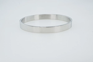 Gros plan détaillé du bracelet en métal argenté poli avec une finition miroir épurée