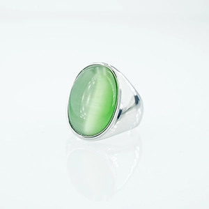 Anello da uomo in acciaio inossidabile con pietra occhio di gatto verde ovale su bianco