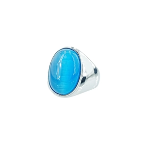 Anello in acciaio al titanio argento lucido con una vivace pietra occhio di gatto blu