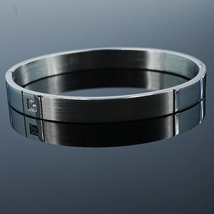 Bracelet ajustable argenté poli avec diamant carré sur base réfléchissante élégante