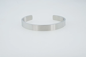 Dettaglio del bracciale rigido in acciaio inossidabile argento con finitura spazzolata