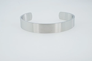 Dettaglio della trama spazzolata del bracciale rigido a C in acciaio inossidabile
