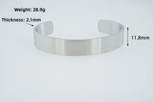 Dettaglio di un grande bracciale rigido in acciaio spazzolato con larghezza 11,8 mm