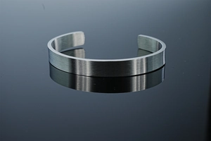 Dettaglio della texture in acciaio inossidabile spazzolato su bracciale a C