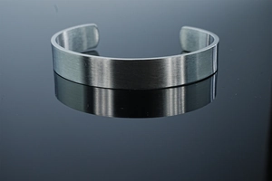 Macro di bracciale rigido a C in acciaio argento con trama in metallo spazzolato orizzontale