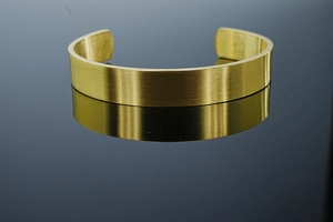 Dettaglio del bracciale a C in acciaio inossidabile spazzolato dorato con bordi lucidi