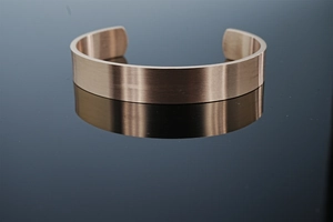 Macro di bracciale a polsino in acciaio inossidabile spazzolato oro rosa con bordi lisci