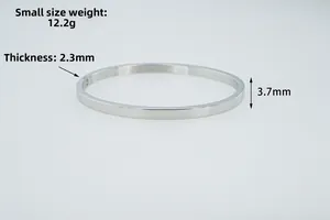 Détail du bracelet jonc en acier poli argenté avec épaisseur 2,3mm et largeur 3,7mm
