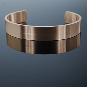Bracciale rigido aperto a forma di C in acciaio inossidabile spazzolato oro rosa