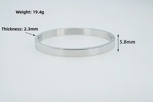 Détail montrant la largeur de 5,8 mm et l'épaisseur de 2,3 mm du bracelet en acier argent