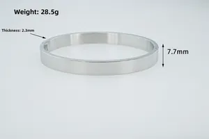 Détails de 7,7 mm de largeur et 2,3 mm d'épaisseur du bracelet en acier inoxydable poli