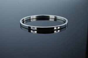 Vue détaillée du bracelet jonc en acier inoxydable massif avec finition miroir poli