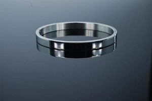 Bracelet en acier inoxydable poli avec reflet sur une surface noire brillante