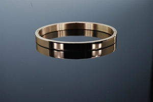 Détail macro du bracelet en acier inoxydable or rose avec finition polie et fermoir charnière