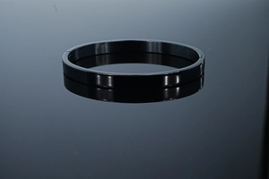 Détail d'un bracelet jonc en acier inoxydable noir poli avec fermeture à charnière