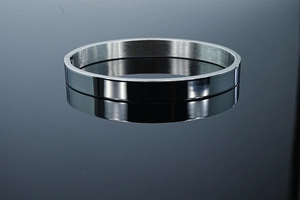 Gros plan détaillé du bracelet en acier inoxydable argenté avec une finition miroir polie