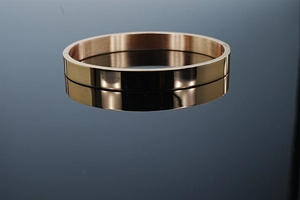 Vue détaillée d'un bracelet jonc poli en acier inoxydable or rose avec effet miroir