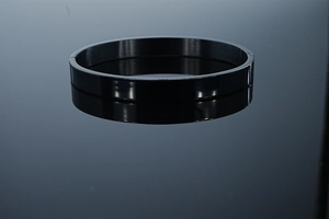 Bracelet jonc noir en acier inoxydable poli avec effet miroir et charnière à ressort