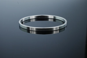 Détail du bracelet en acier inoxydable brossé mat avec fermoir à charnière minimaliste
