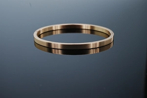 Détail du bracelet en acier inoxydable rose doré avec finition brossée et fermoir charnière