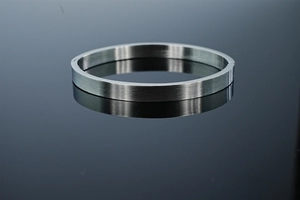 Gros plan détaillé montrant la texture en métal brossé du bracelet en acier inoxydable