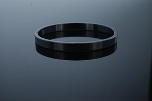 Détail d'un bracelet en acier inoxydable brossé noir montrant la charnière latérale
