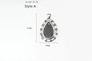 Vue macro du pendentif goutte argenté rétro avec dimensions de 51 mm par 34 mm