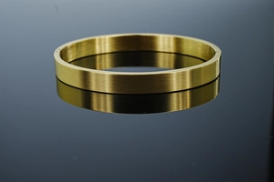 Détail d'un bracelet en acier inoxydable doré brossé avec fermeture à charnière