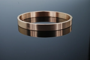 Détail d'un bracelet en acier inoxydable or rose avec finition mate brossée et charnière