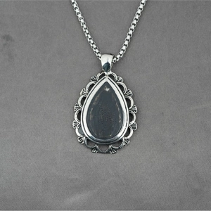 Collier Pendentif Goutte d'Eau en Acier Titane Vintage pour Hommes Femmes Bijoux Rétro Filigrane Creux Goutte d'Eau Chaînes Box