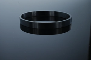 Détail d'un bracelet en acier inoxydable noir brossé avec un mécanisme de charnière