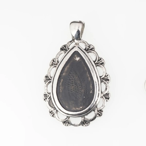 Pendentif goutte d'eau minimaliste en acier inoxydable argenté avec bordure en dentelle