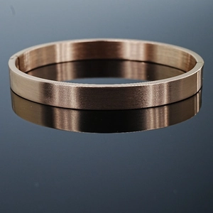Bracelet jonc minimaliste en acier inoxydable rose doré avec texture brossée
