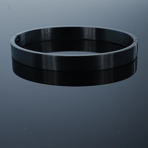 Bracelet jonc minimaliste en acier inoxydable noir brossé avec fermoir latéral invisible