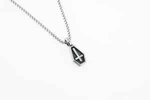 Collier cercueil gothique avec croix inversée et chaîne à mailles carrées en argent vieilli
