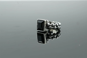 Macro di anello punk con pietra nera quadrata e dettagli con motivi a catena vintage