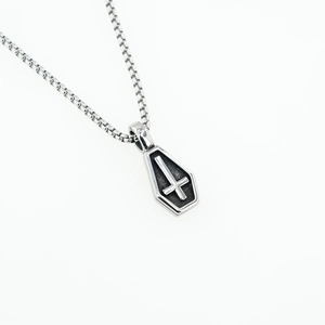 Pendentif cercueil gothique en acier inoxydable avec croix inversée sur chaîne